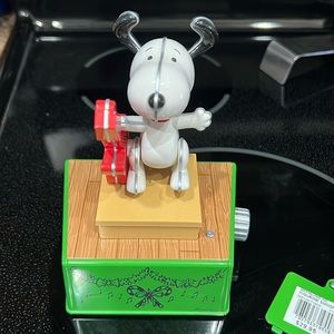 Hallmark snoopy plays 2 songs